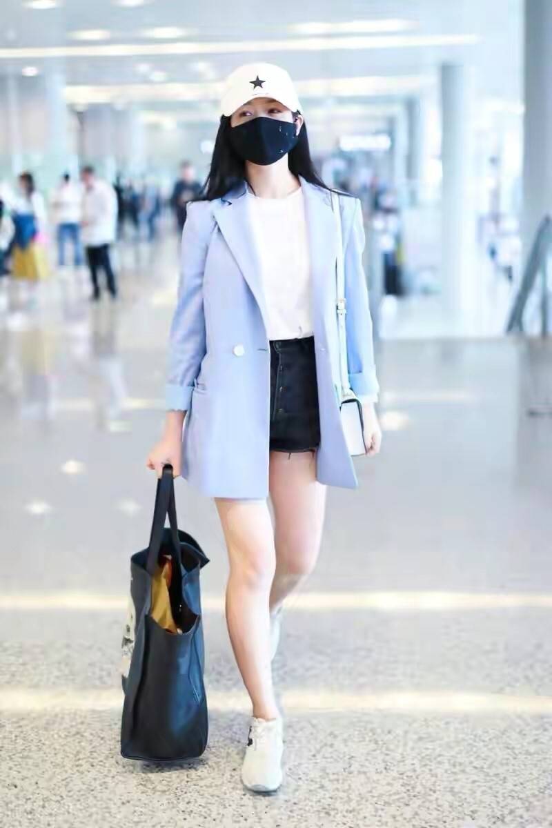 杨丞琳 陈妍希同框阿sa杨丞琳稳居C位，穿基础款卫衣露腿，少女感十足