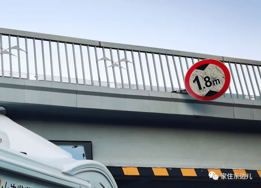 1米8限高一房车在东四环被卡脑门