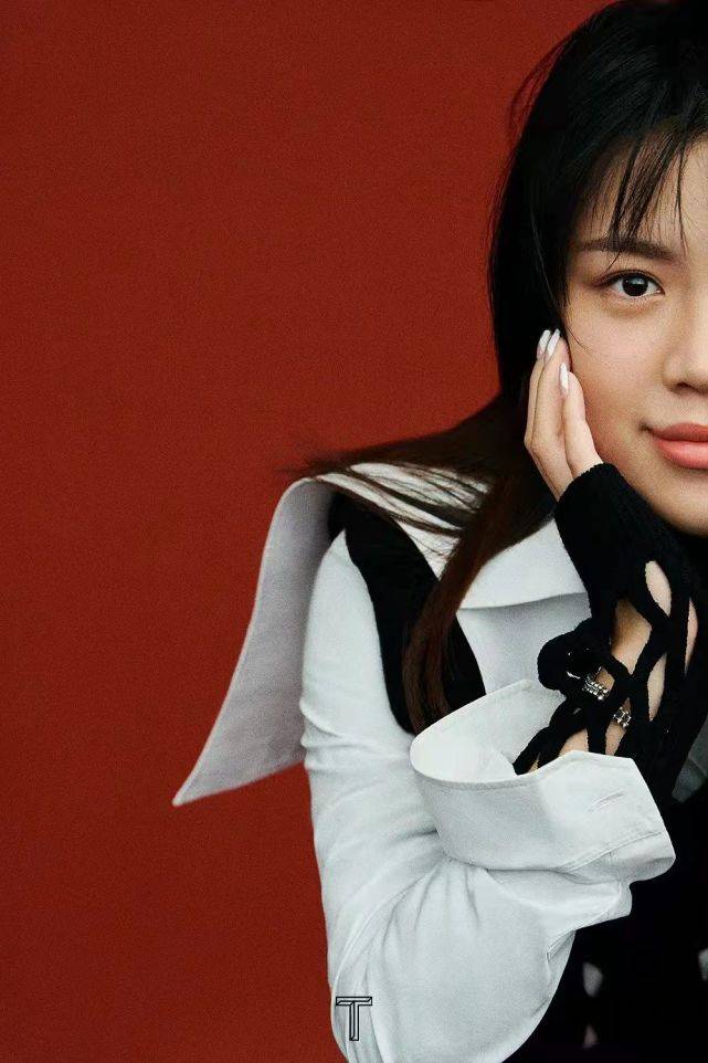 设计 冠军杨倩厉害了！跟超模吕燕合体拍大片一点不输，穿一身黑好高级