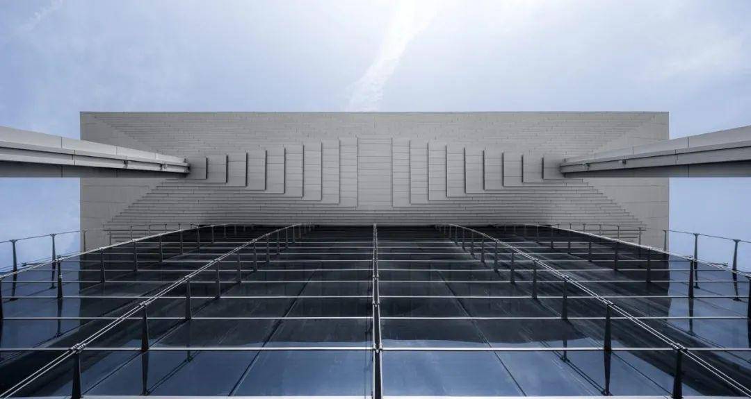 屋顶大型公共建筑设计：西安丝路国际展览中心案例
