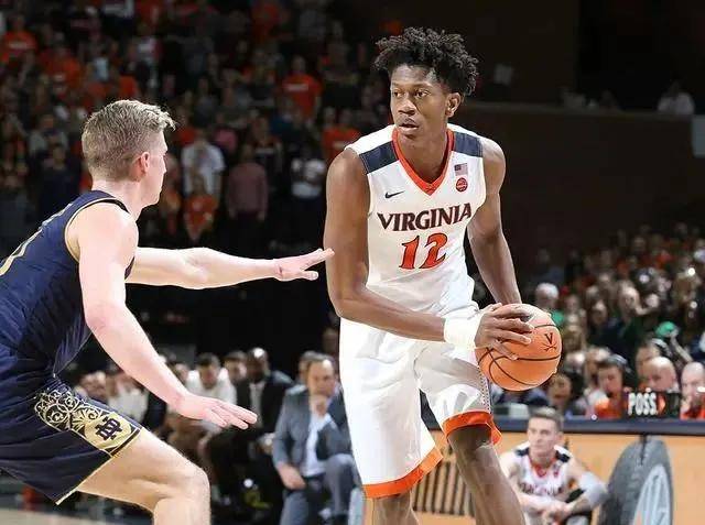 霍姆格伦赛季报销|雷霆二号位韧带撕裂！防守詹姆斯受伤现场曝光，或赛季报销