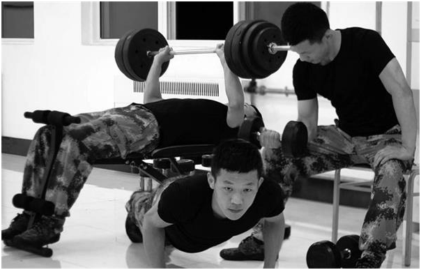 当兵时八块腹肌是标配,退伍10年后再相见,有的已认不出_部队