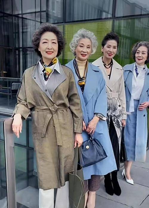 中老年 老年人不懂时尚?这群平均65岁的老年人的时尚穿搭,优雅好时髦