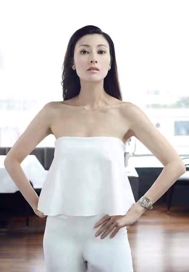 51岁港姐李嘉欣近照曝光,露出香肩气质太迷人,与10岁儿子玩亲亲?_照片