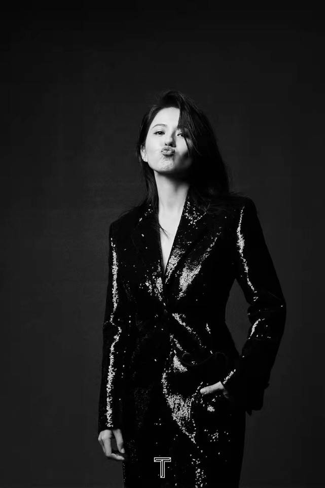 设计 冠军杨倩厉害了！跟超模吕燕合体拍大片一点不输，穿一身黑好高级