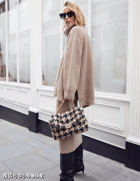 质感 50+女人爱穿的长裙,和毛衣搭配起来最温柔!记住这3点优雅显贵