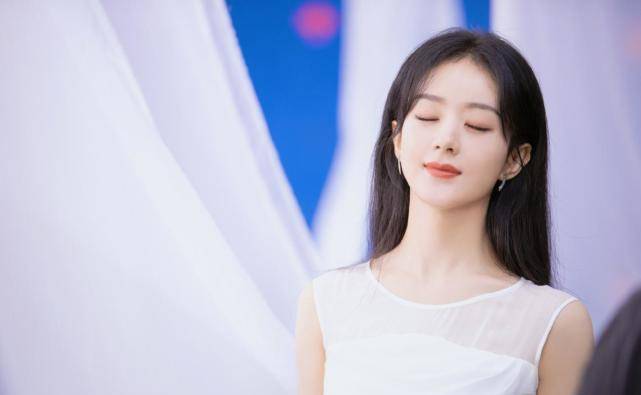 赵丽颖 赵丽颖不走御姐范更美!穿白裙仙气飘飘,披肩秀发宛如画中仙子