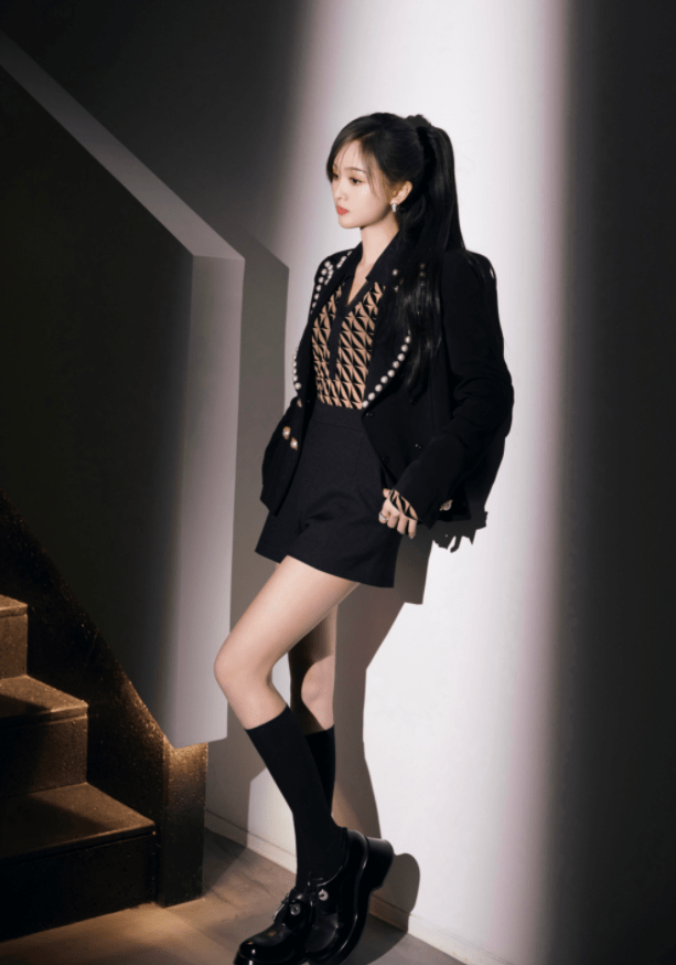 使用了 吴宣仪新发型太好看了！白色衬衣搭配西装裤，这一身越看越高级