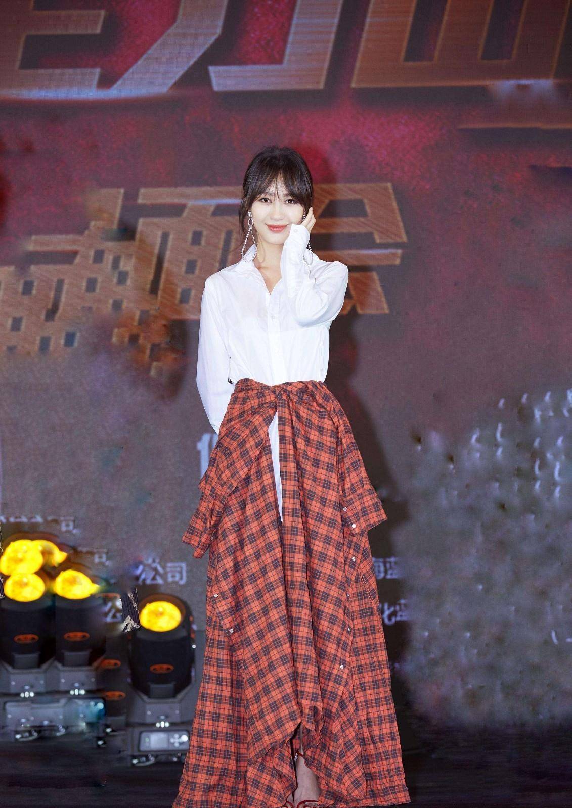 黑色 她是黄晓明前女友,穿衬衣百褶裙配小皮鞋,瞬间美成16岁高中生