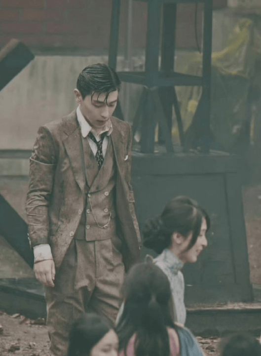 电影|邓伦太会选剧了，新剧《夜旅人》杀青，男主人设号称民国天花板！