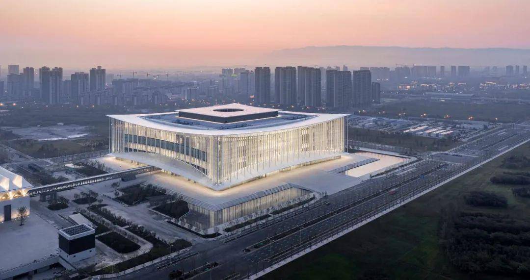 屋顶大型公共建筑设计：西安丝路国际展览中心案例