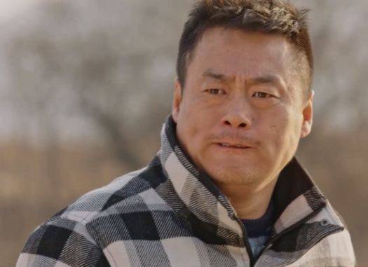 他是演员宋晓峰 他的妻子很漂亮 结婚后 他还送给她一辆别墅豪车