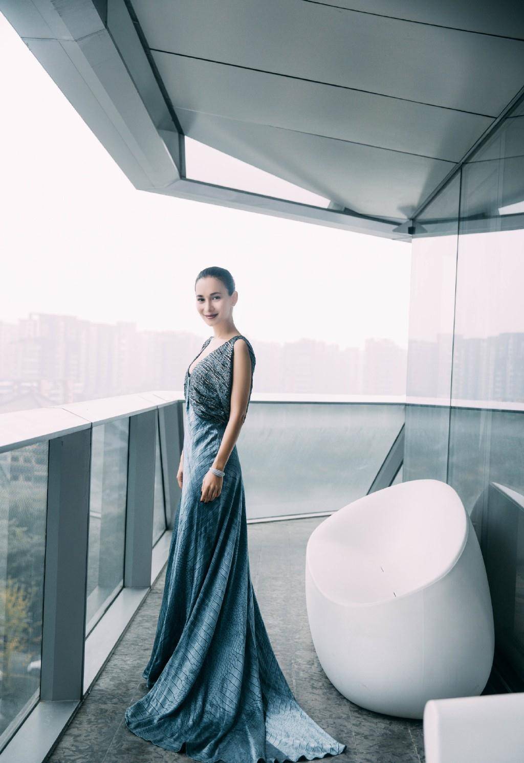 女友 她是韩庚女友,穿紧身衣牛仔裤配印花外套,简单却少女感十足