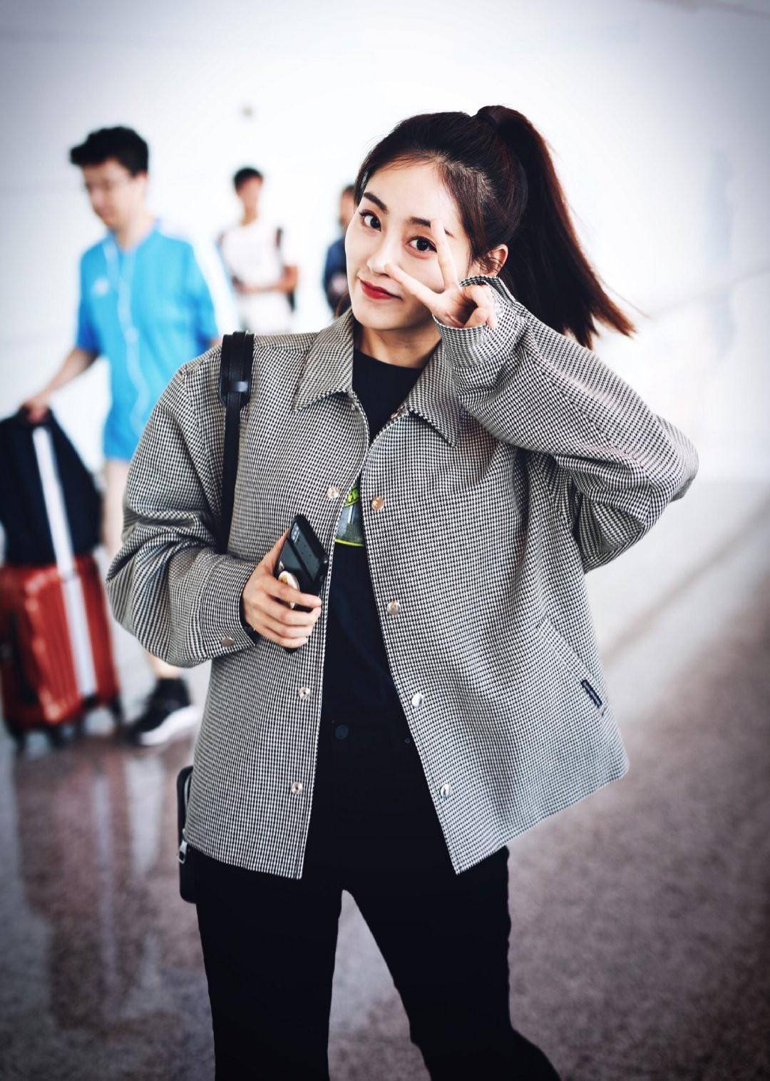 高跟鞋 她是《倚天屠龙记》周芷若,穿格纹外套配8分裤,双腿亲民太抢镜