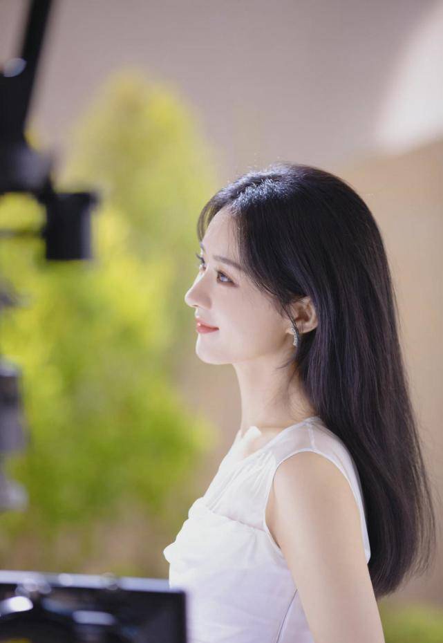 赵丽颖 赵丽颖不走御姐范更美!穿白裙仙气飘飘,披肩秀发宛如画中仙子