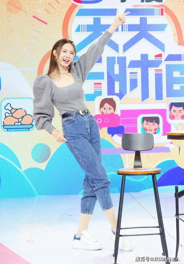 黑色 沈梦辰复工没长胖！针织衫配牛仔裤蛮腰吸睛，夸张泡泡袖显脸小