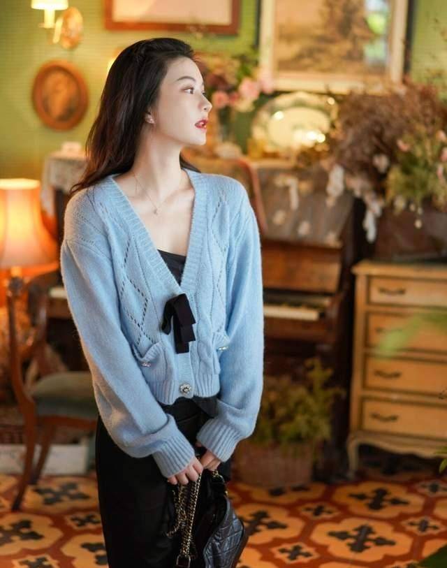 的优点 如何穿出精致小女生，毛衣+半身裙时髦又保暖？6款推荐可示例照搬