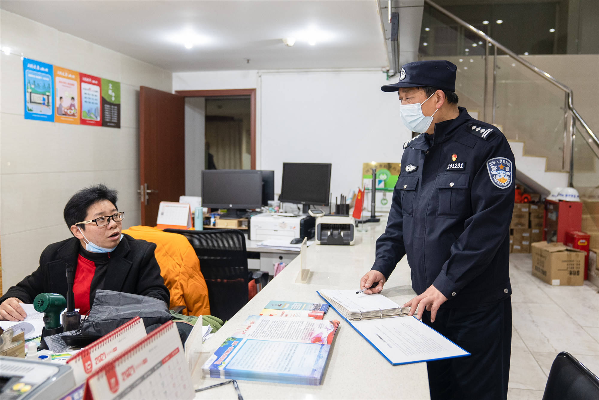 渝中59岁社区民警吕相玲:誓要站好最后一班岗_上清寺