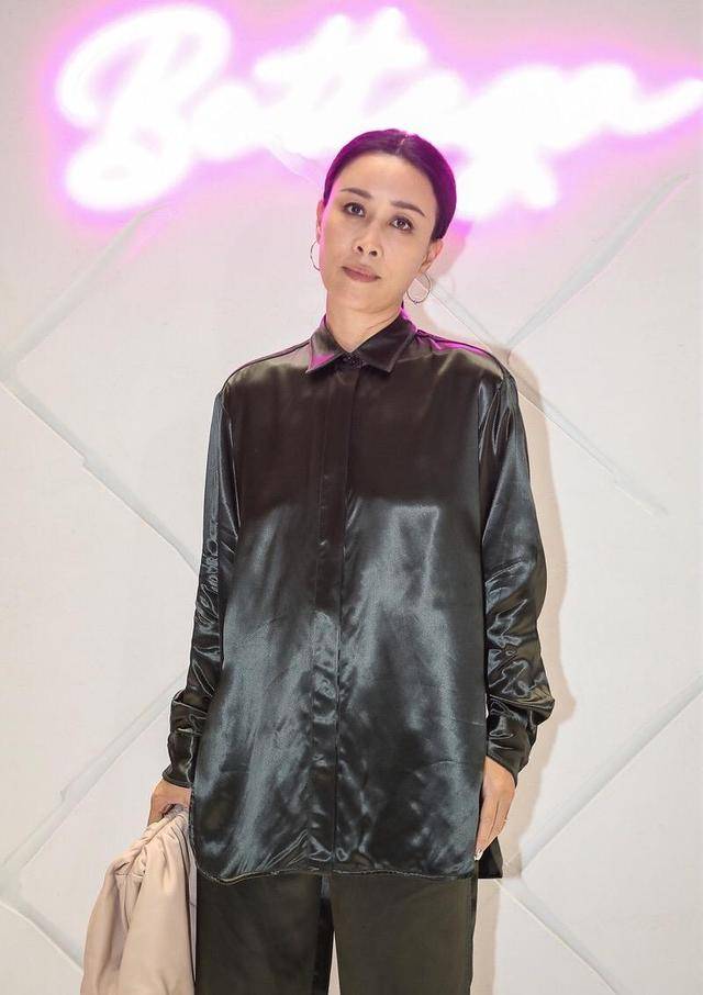 高跟鞋 52岁那英一点不服老！黑色缎面衬衫干练高级，穿红色高跟鞋太抢眼