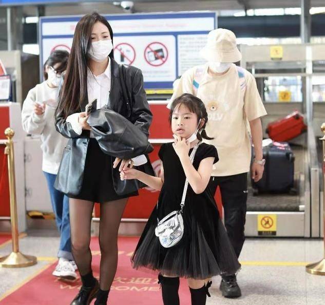 职业 包贝尔一家三口罕露面，娇妻职业装配黑丝太会了，女儿被嘴巴拖累！