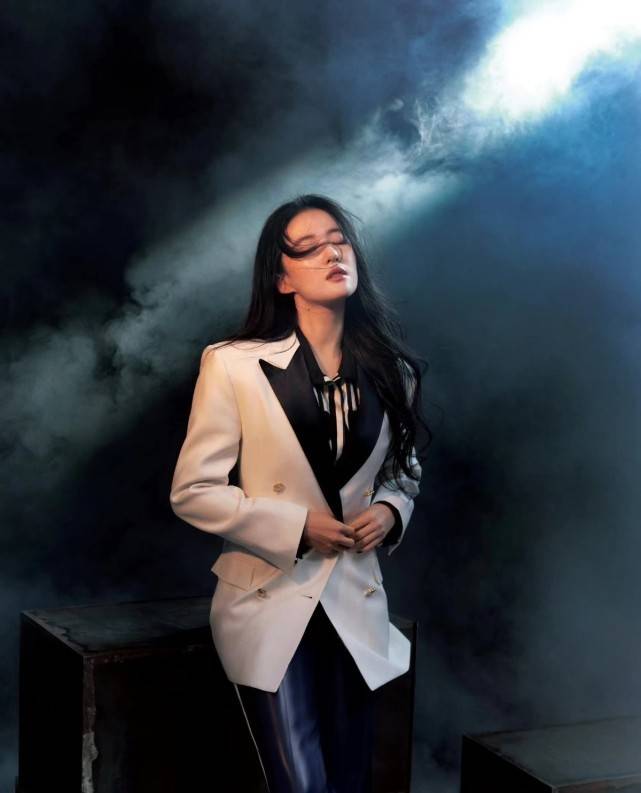 皮质 刘亦菲代言人气场全开！皮裤搭西装罕见不出错，绝美容颜不容小觑