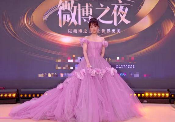 设计 微博之夜红毯走秀：本想艳压群芳，却意外变成了西红柿炒蛋