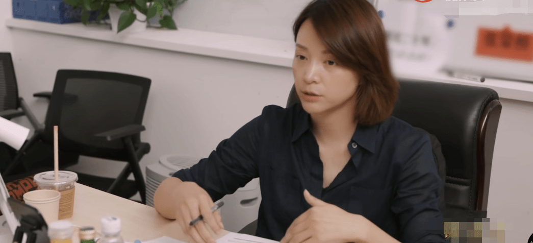 时间|董卿工作忙到忘记生日，蛋糕旁边都摆着台本，48岁气质越发优雅