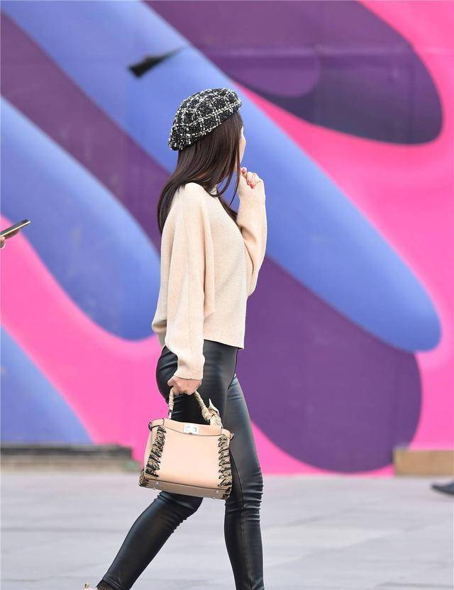 身材 黑色紧身皮裤搭配米色的马丁短靴，有点不一样的味道，衬托身材