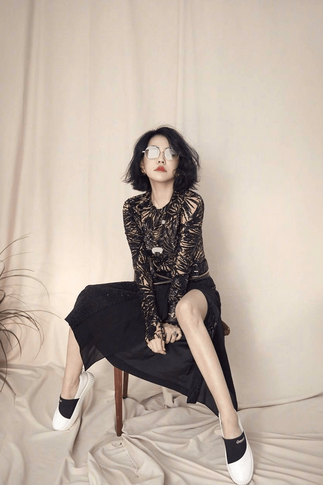 设计 小S难得正经美一回！穿黑色蕾丝连衣裙浪漫精致，眼神迷离太撩人