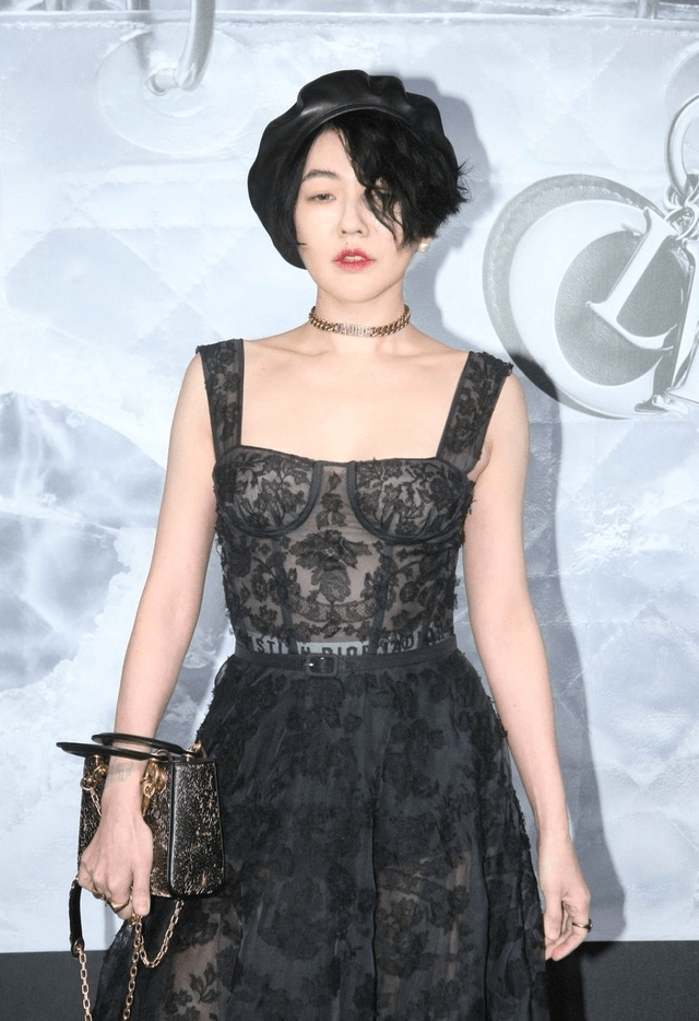 设计 小S难得正经美一回！穿黑色蕾丝连衣裙浪漫精致，眼神迷离太撩人