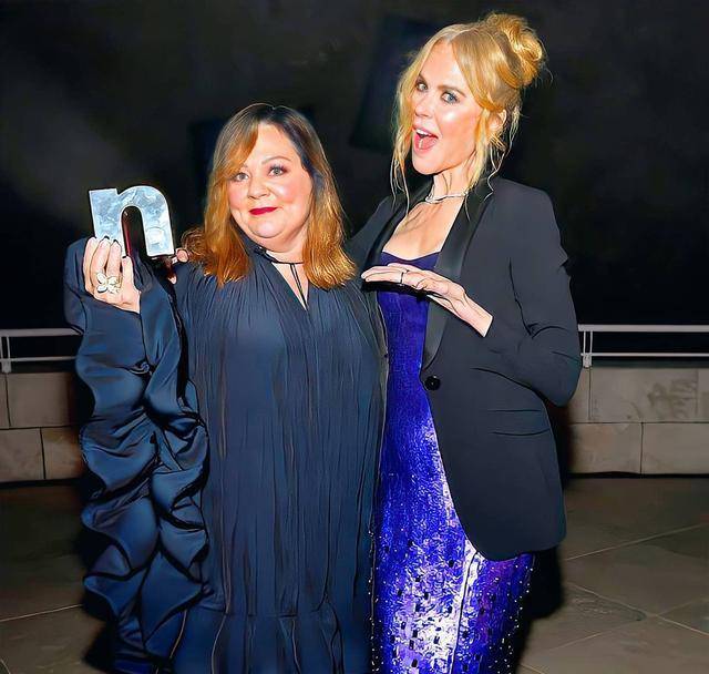 设计 妮可·基德曼54岁身材太棒了！穿紫色闪耀亮片裙，如黑夜玫瑰绽放