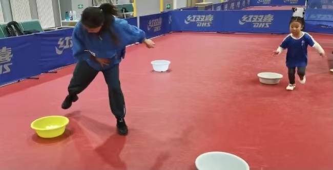 赢家|滑步运球，5岁女儿战胜王楠，拒绝握手撒娇，国乒大满贯气喘吁吁