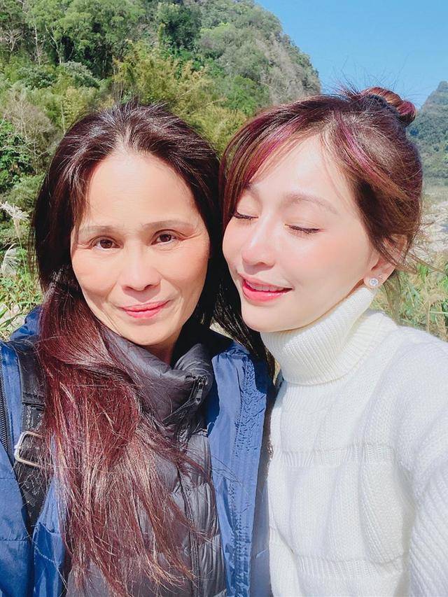 长发|王心凌母女郊游,白毛衣配丸子头显俏皮,王妈妈长发披肩有女神范