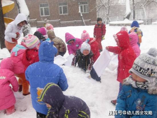 家长|下雪天孩子怎么玩？这家幼儿园厉害了，新建“迷宫”，网友：好棒