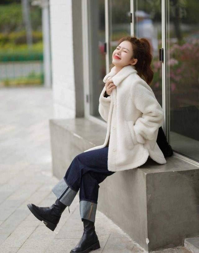 颜色 精选4款直筒牛仔裤穿法：小姐姐上身示例百搭配围巾显干练又修身