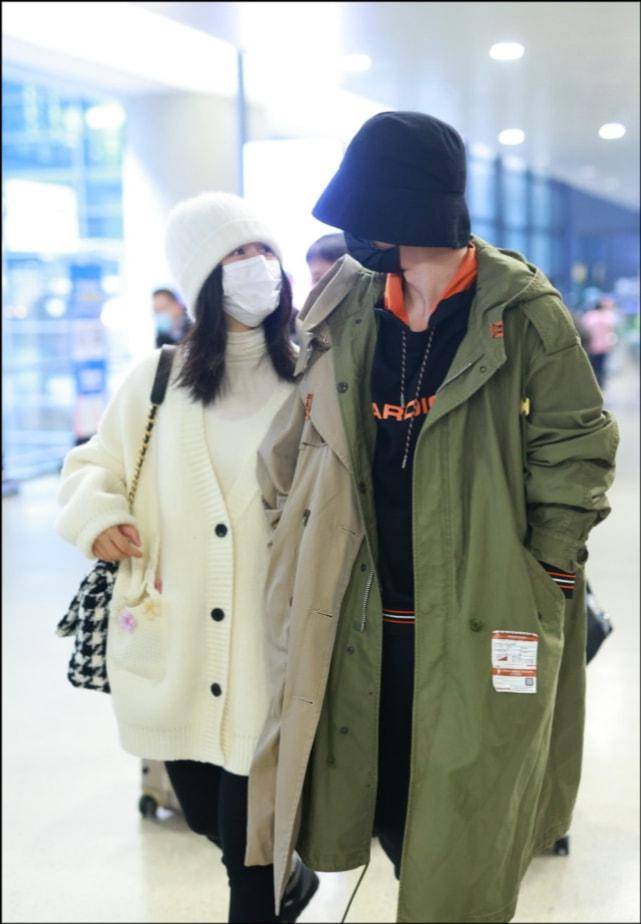 原创谢娜张杰挽手现身机场像一对热恋的小情侣夫妻多次甜蜜对视
