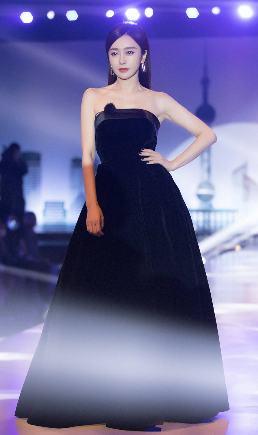 西装 秦岚真是一位“潮姐”，穿土味西装搭配衬衫，都秀出了性感身姿