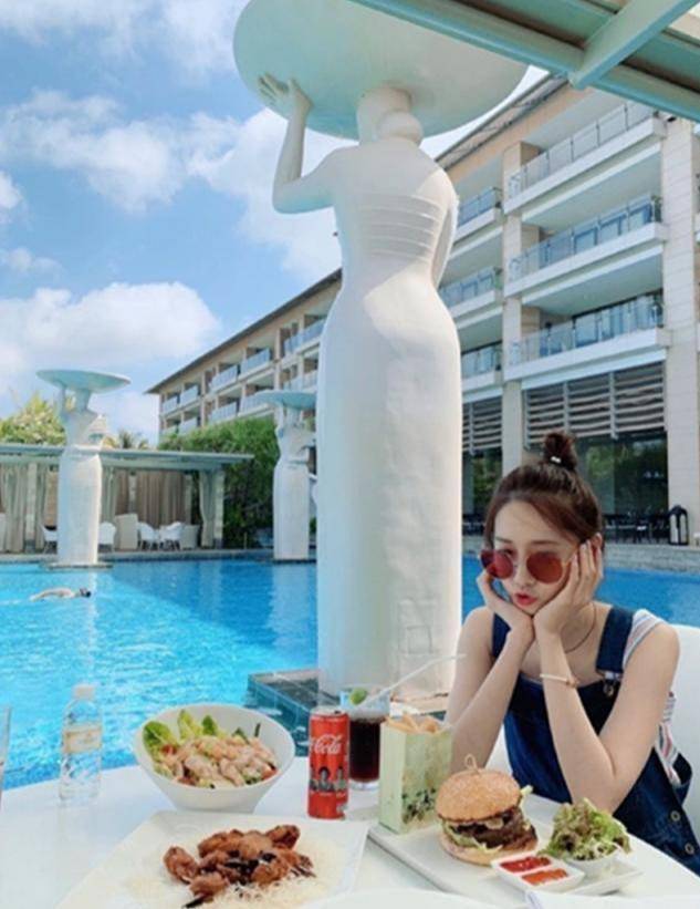 远景 林允儿度假私照大公开！素颜也依然出众，她是真的好适合丸子头