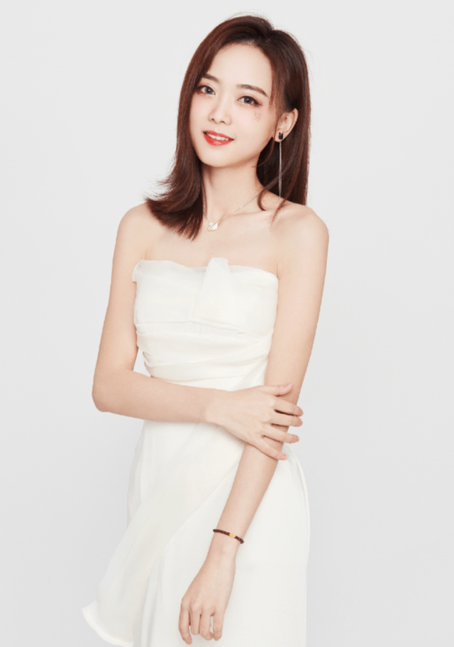 身材 灵儿长相甜美 穿搭清纯，一袭立体花朵连衣裙优雅大气，青春靓丽