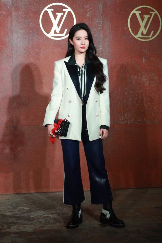 皮质 刘亦菲代言人气场全开！皮裤搭西装罕见不出错，绝美容颜不容小觑