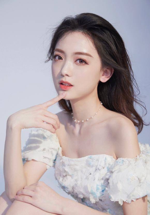 身材 灵儿长相甜美 穿搭清纯,一袭立体花朵连衣裙优雅大气,青春靓丽