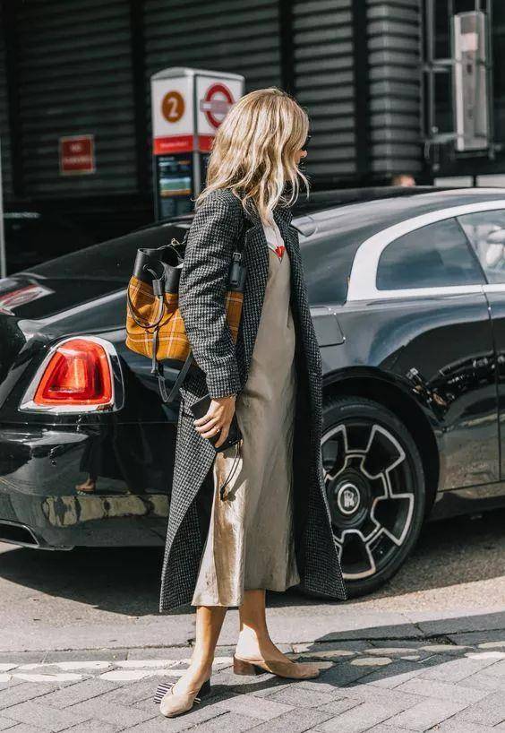 美得 入冬穿大衣＋裙子，美得无可救药！