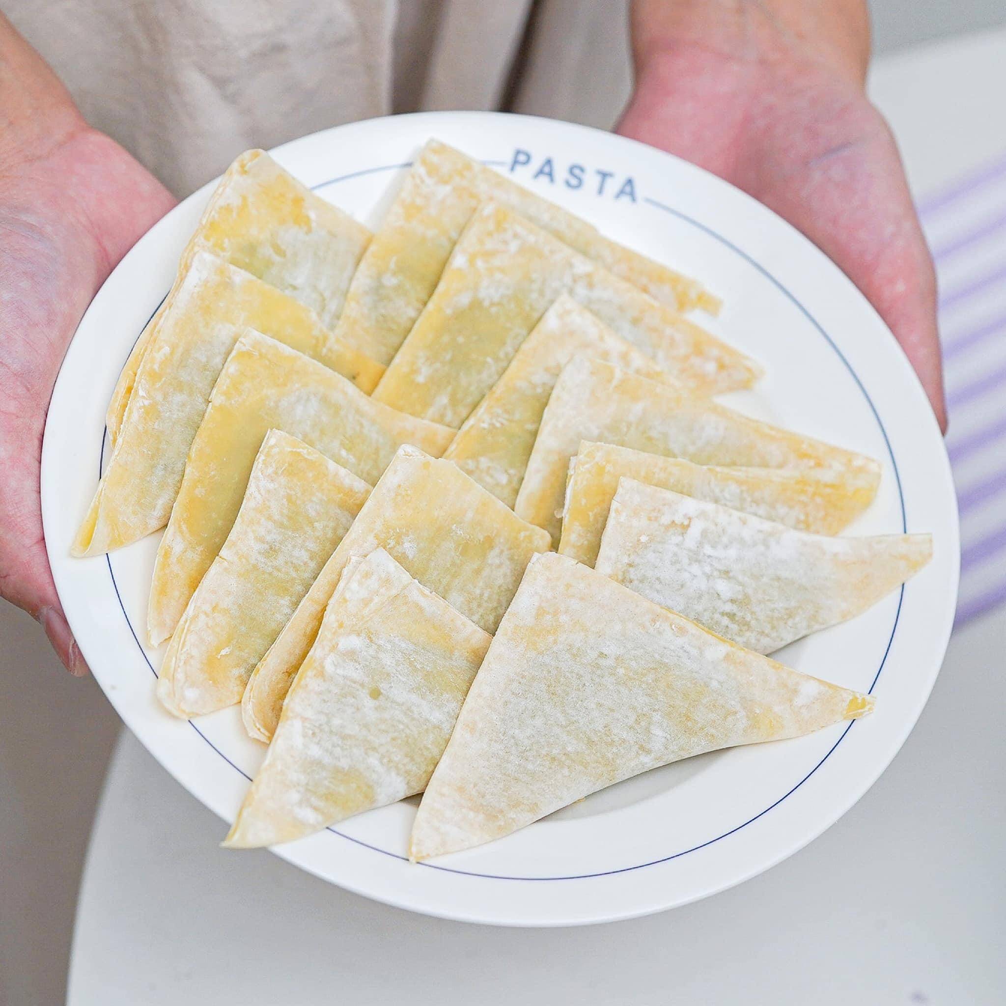 泰国美食黄金炸虾仁饺