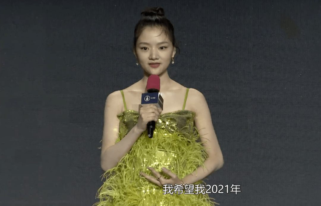 鞠婧祎 女星红毯撞衫的“尴尬”时刻,有人靠傲人身材取胜,有人从无败绩