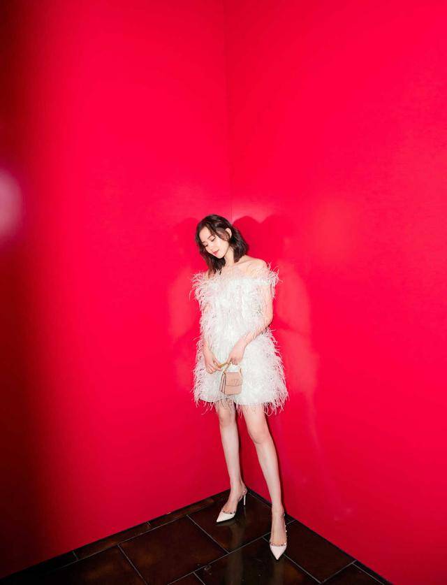 美得 刘诗诗身穿蓝色西装高级精致,气质温润优雅,真是美得惊艳了时光