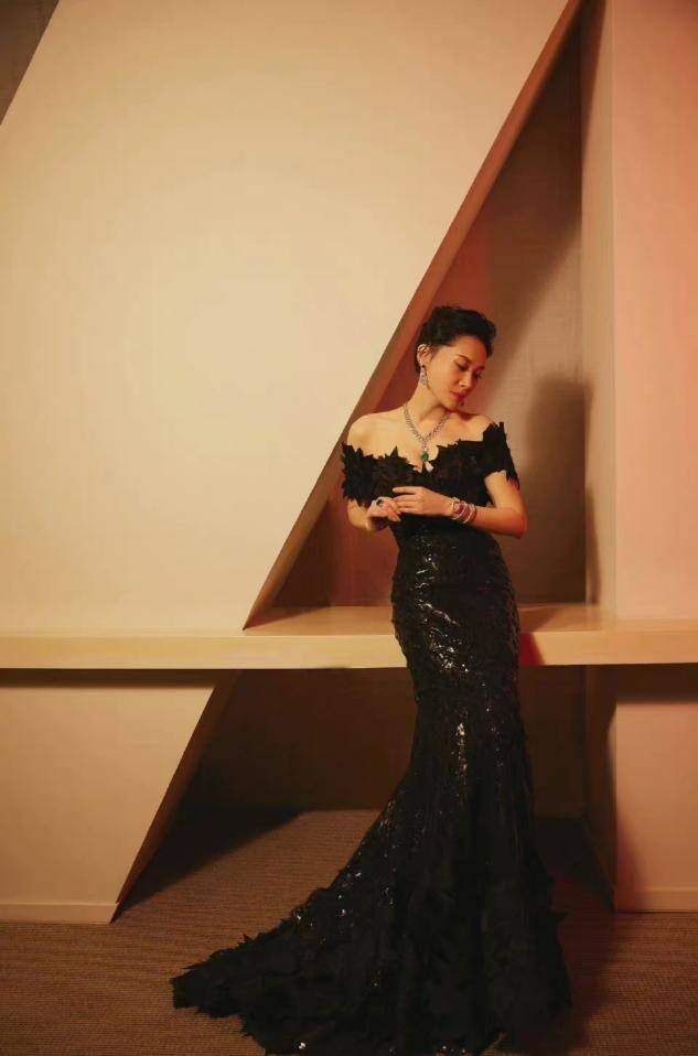 身材 纯欲风算是被许晴玩明白了!一身牛仔看似休闲,针织小衫才是关键?