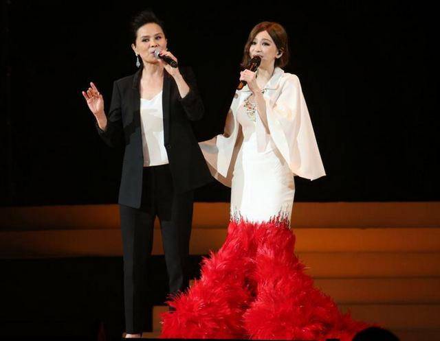 长发|王心凌母女郊游，白毛衣配丸子头显俏皮，王妈妈长发披肩有女神范