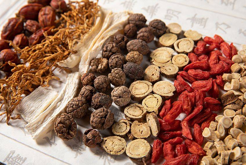 中药材传承至今,随着科技的发展,中药材也在与时俱进,使用现代工艺