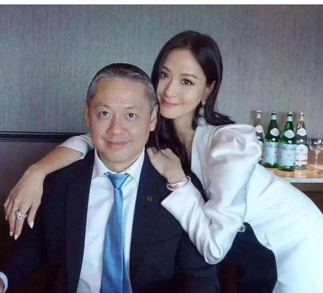 51岁身价破300亿,60岁娶28岁美娇妻,风流富豪孙道存去世_吴逸萍