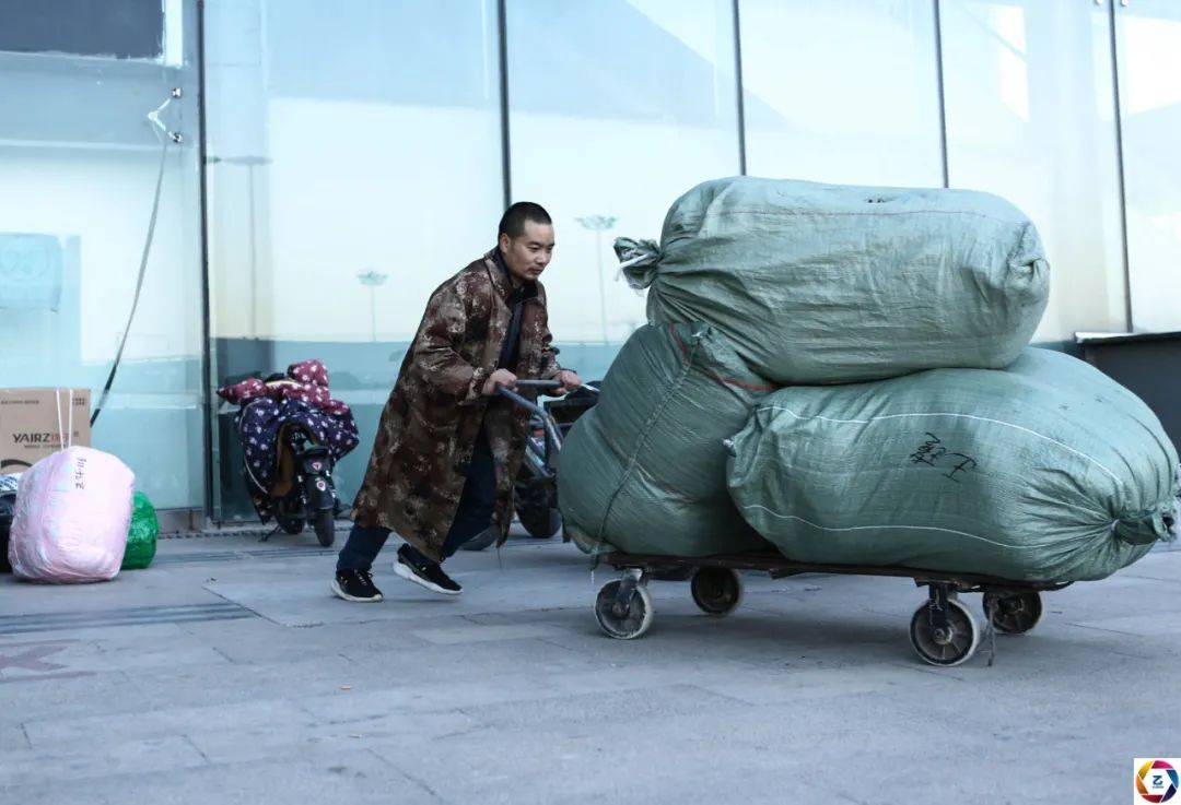 原创寒风中男子坐在地上啃干馒头得知他的作息时间后所有人都心疼